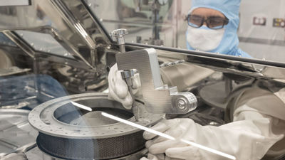 La NASA consigue, tras tres meses, quitar los tornillos de la cápsula con las muestras de un asteroide