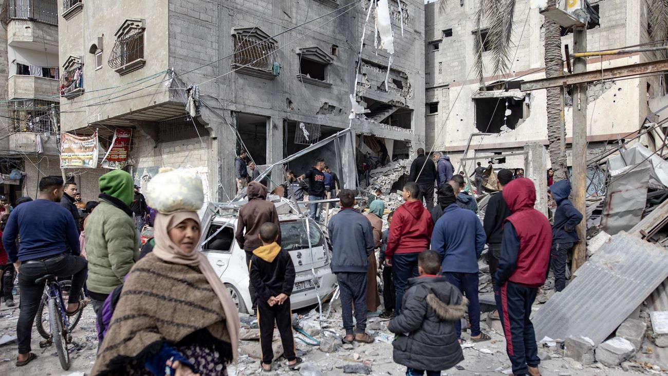 Palestinos buscan supervivientes en edificios derruidos tras el último ataque israelí en Yan Yunis