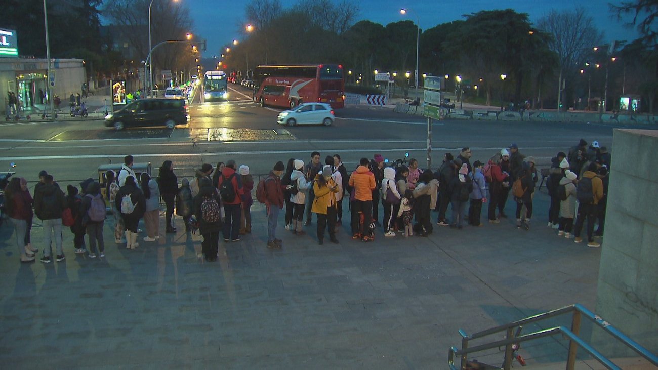 Colas y esperas de más de una hora, en Moncloa para llegar en autobús a la nieve