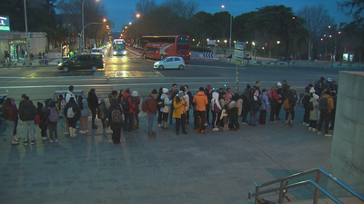 Colas y esperas de más de una hora, en Moncloa para llegar en autobús a la nieve