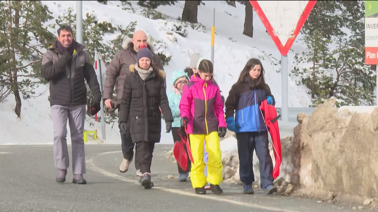 La nieve llena la sierra de madrileños