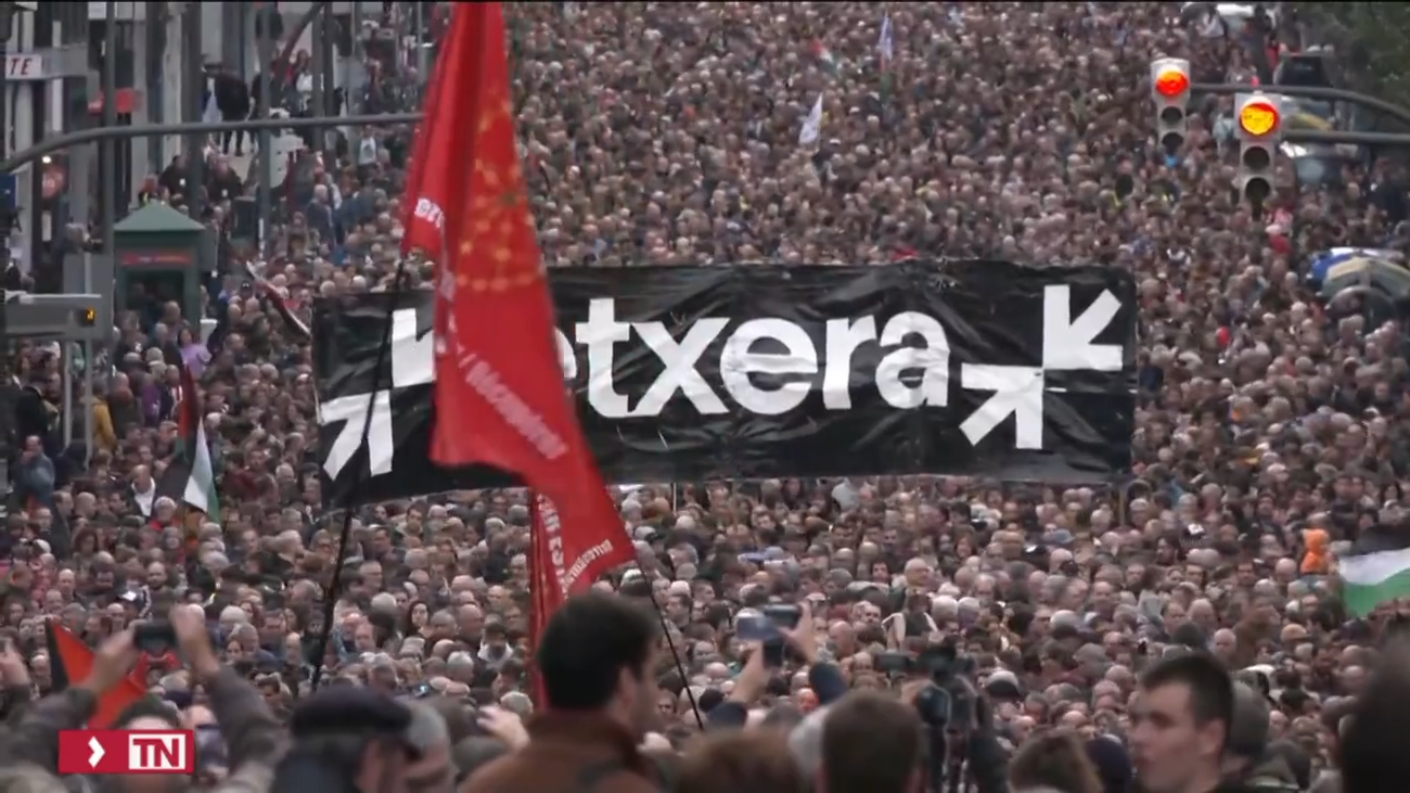 Miles de personas piden en Bilbao que las instituciones vascas "faciliten el regreso a casa" de presos de ETA