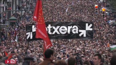 Miles de personas piden en Bilbao que las instituciones vascas "faciliten el regreso a casa" de presos de ETA
