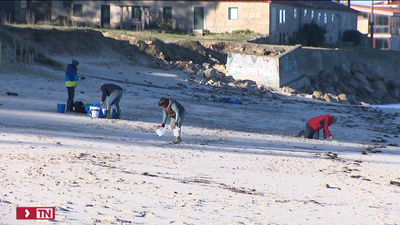 La Xunta de Galicia limpia de pélets 54 playas con 300 operarios