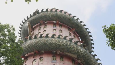 El 'Wat Samphran' y su torre rodeada por un dragón gigante