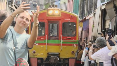 El curioso mercado de Bangkok por el que atraviesa el tren varias veces al día