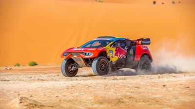 Loeb arriesga y reduce diferencias con Carlos Sainz, líder del Rally Dakar con 20 minutos de ventaja