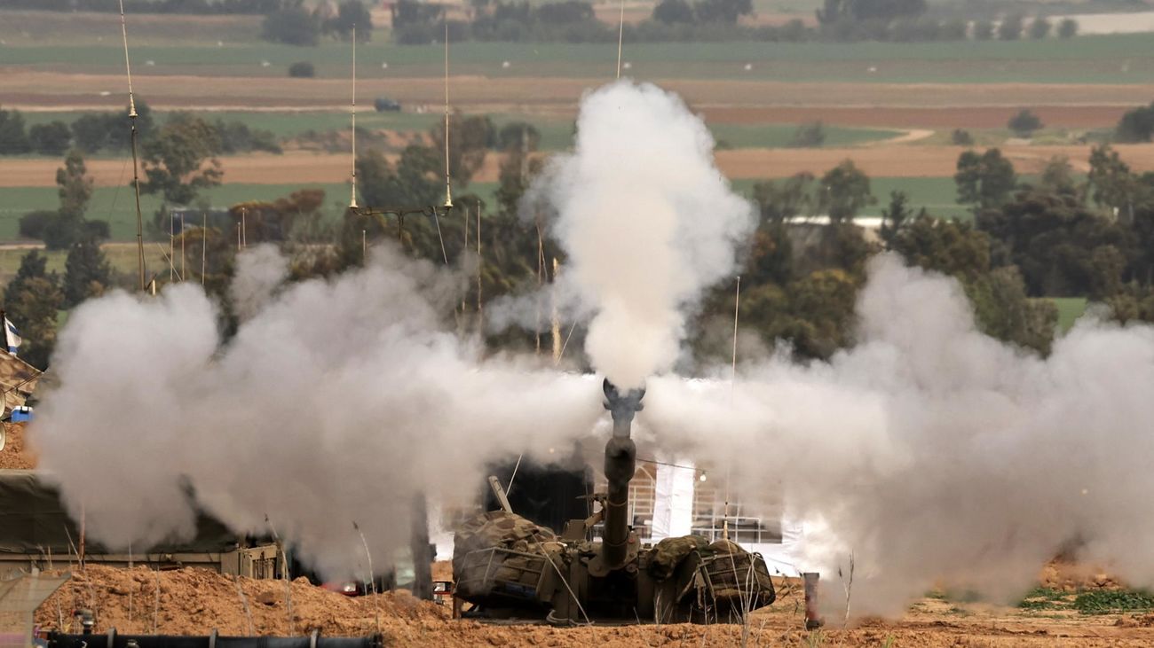 Un carro de combate de Israel lanza artillería sobre Gaza