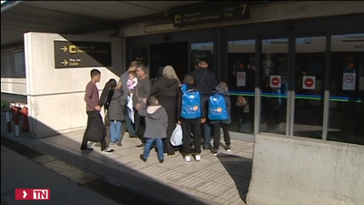 Denuncian colapso e insalubridad en Barajas por el hacinamiento de inmigrantes