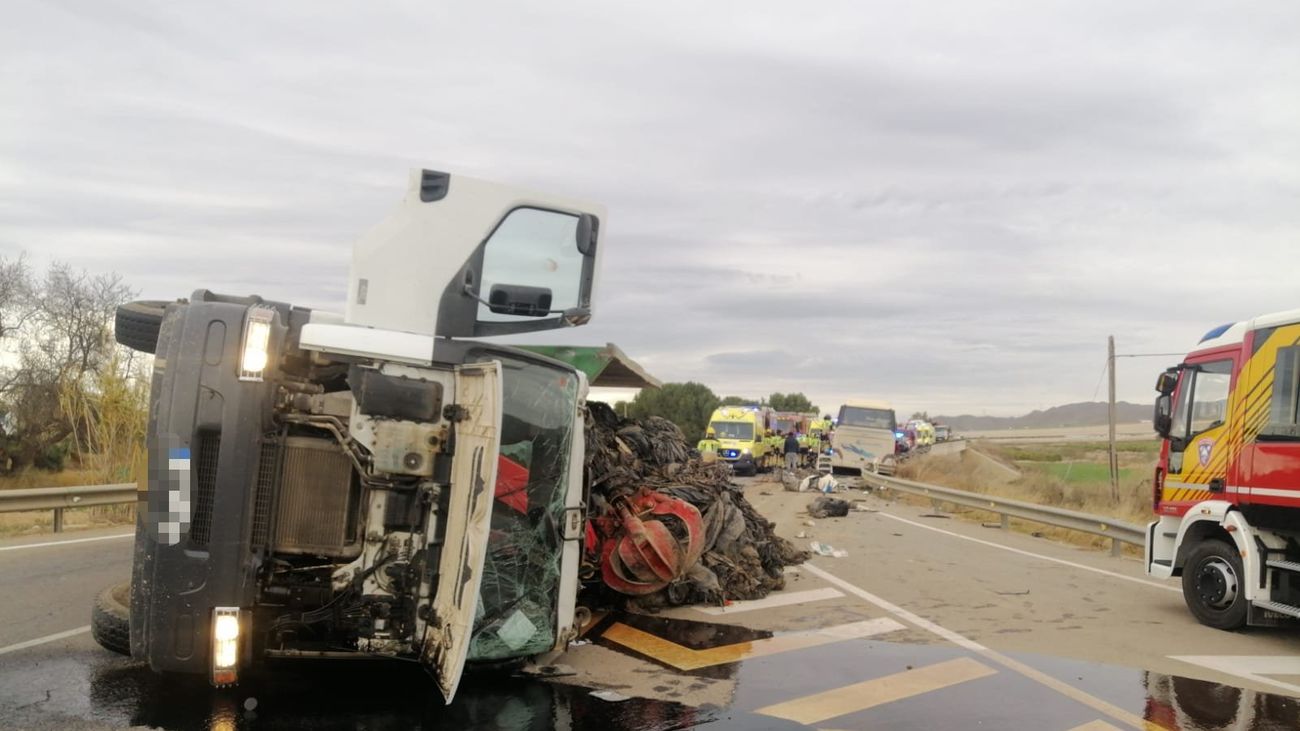 Una muerta y 13 heridos al volcar un camión sobre un autobús en Lorca, Murcia