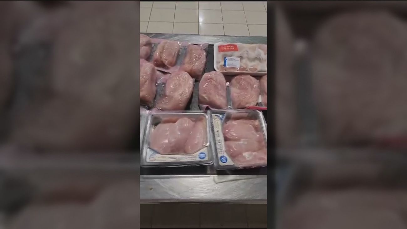 Julio Iglesias, retenido en el aeropuerto de República Dominicana por llevar más de 42 kilos de comida en la maleta