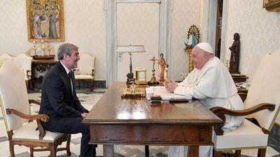 Clavijo invita al Papa a hacer escala en Canarias para conocer la crisis migratoria