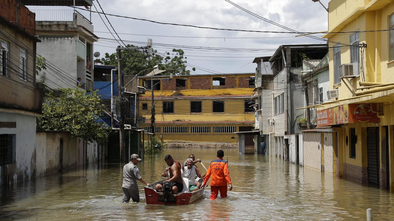 Una calle inundada en el área metropolitana de Río de Janeiro