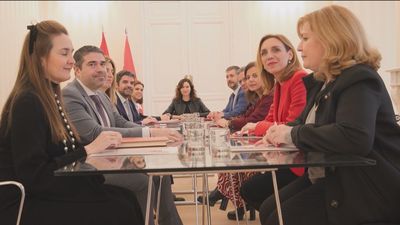 Ayuso se reúne con la presidenta de la Federación de Municipios de Madrid, Judith Piquet