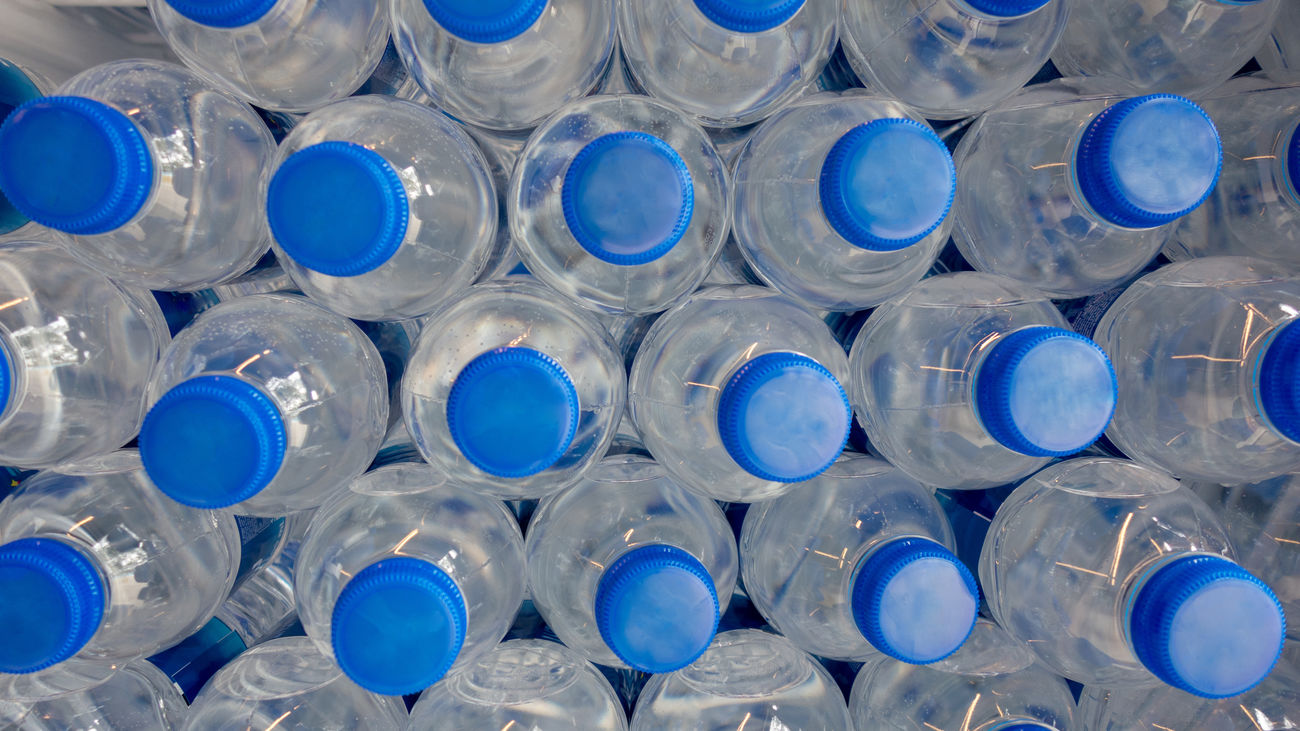 Envases de agua embotellada en plástico