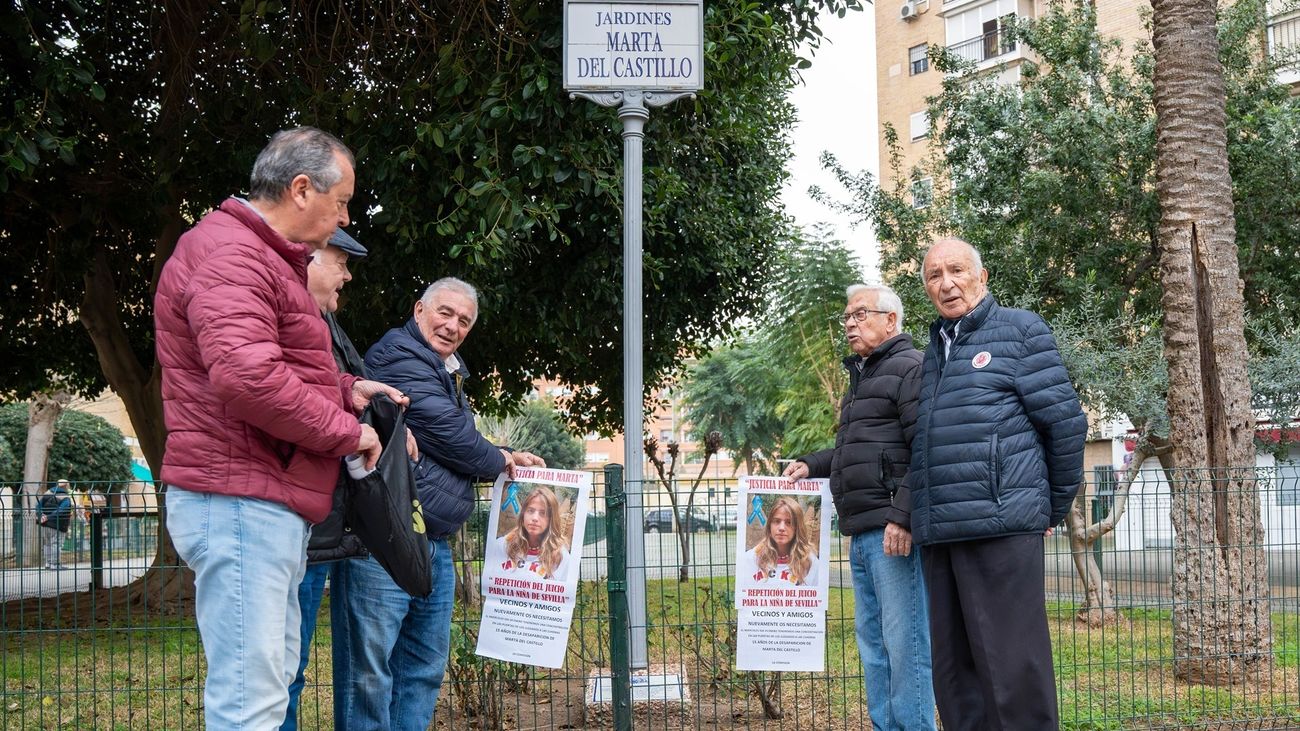 El abuelo de Marta del Castillo en la pegada de carteles por el acto de los 15 años del crimen
