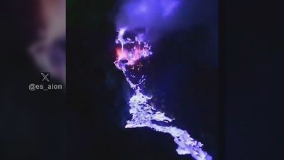 ¿Te atreverías a acercarte a un volcán que produce lava azul?