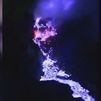 ¿Te atreverías a acercarte a un volcán que produce lava azul?