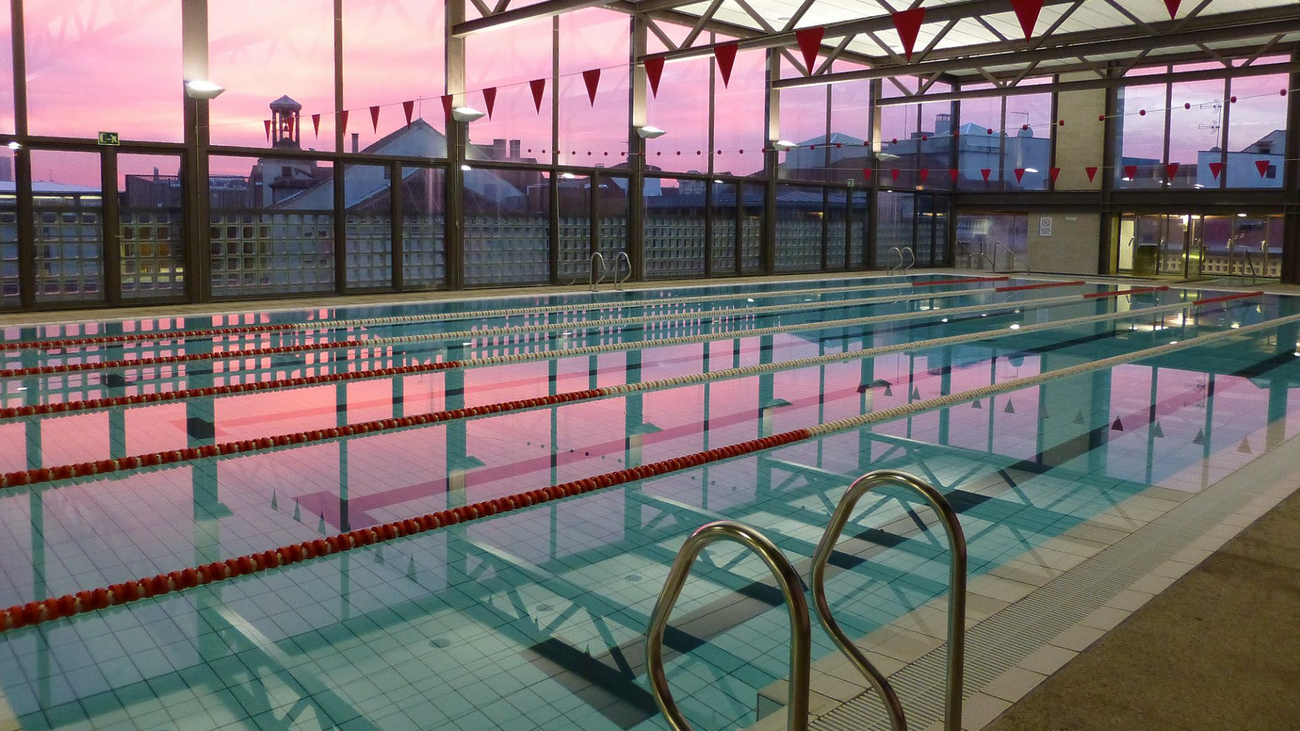 Reabren las piscinas municipales de San Antón tras la reparación de su fachada