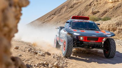 Carlos Sainz aguanta el ritmo de Loeb y sigue líder en el Dakar