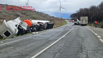 Un muerto y un herido grave tras colisionar dos camiones en Cadreita, Navarra