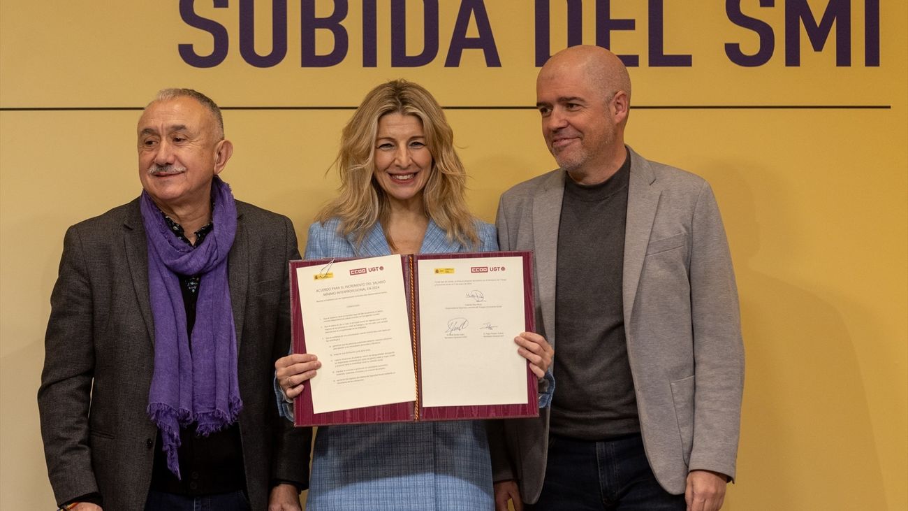 Yolanda Díaz firma con los sindicatos del subida del SMI