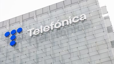 Telefónica eleva sus ingresos en 2023 a 40.652 millones y cumple todos sus objetivos financieros