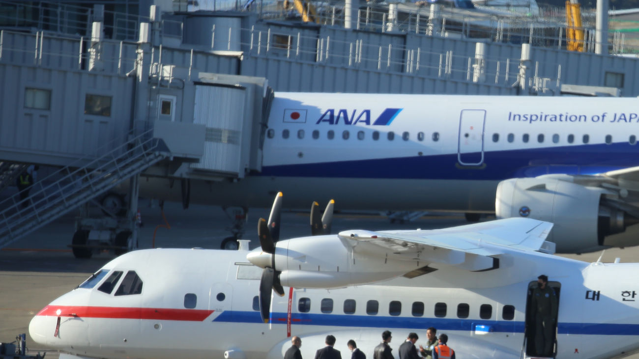 Un avión japonés regresa a Tokio después de que un pasajero mordiera a una azafata