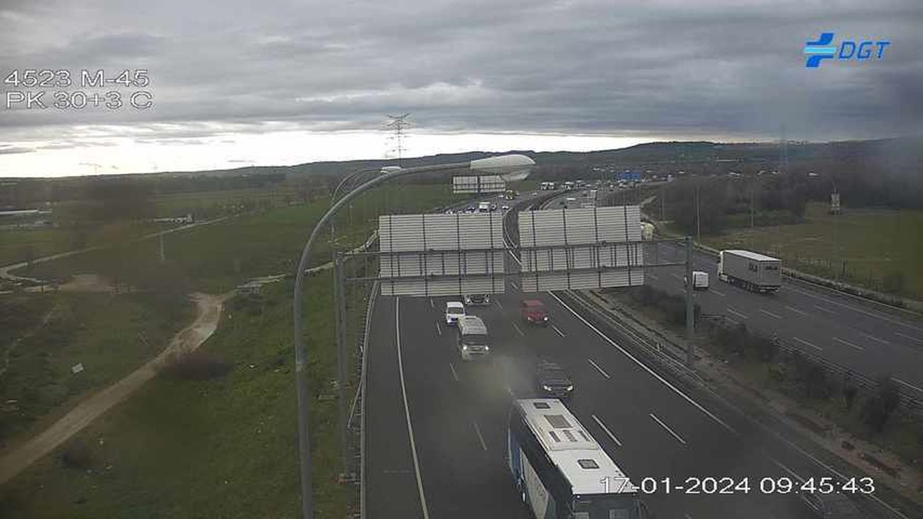 La lluvia complica el tráfico en las carreteras de Madrid