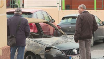 Tres coches destruidos en un incendio declarado en plena calle de Getafe