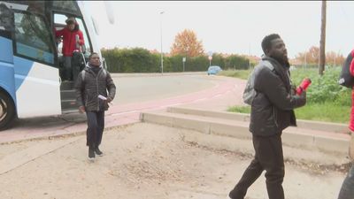 Interior traslada desde Barajas al CIE de Aluche a migrantes que solicitaron asilo tras hacer escala en Madrid