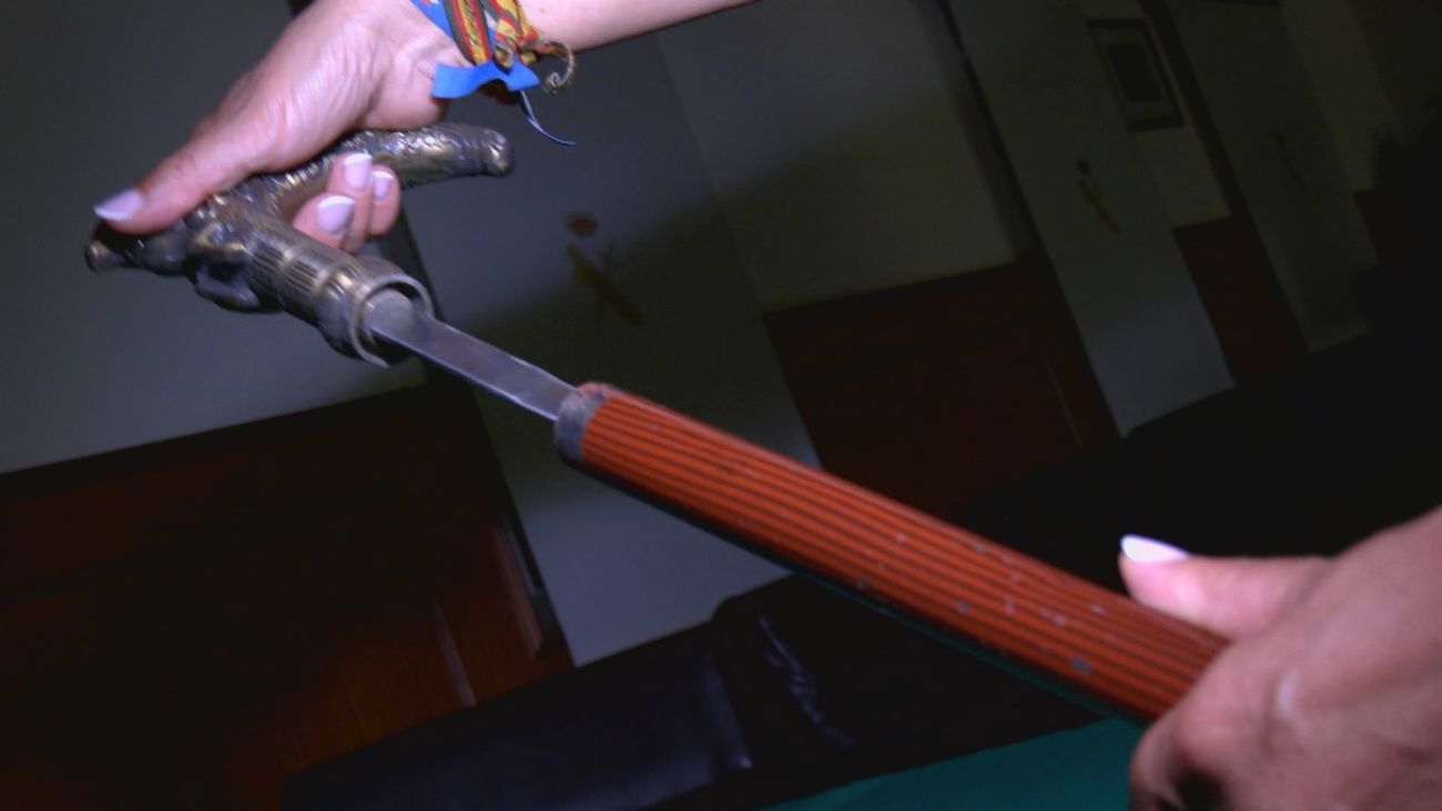 Bolígrafos, bastones o un usb: los ingeniosos escondites para armas en objetos cotidianos