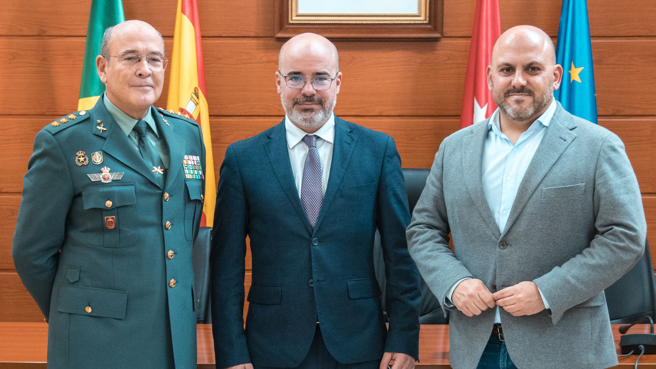 El jefe de la Comandancia de la Guardia Civil, el delegado del Gobierno y el alcalde de Manzanares El Real