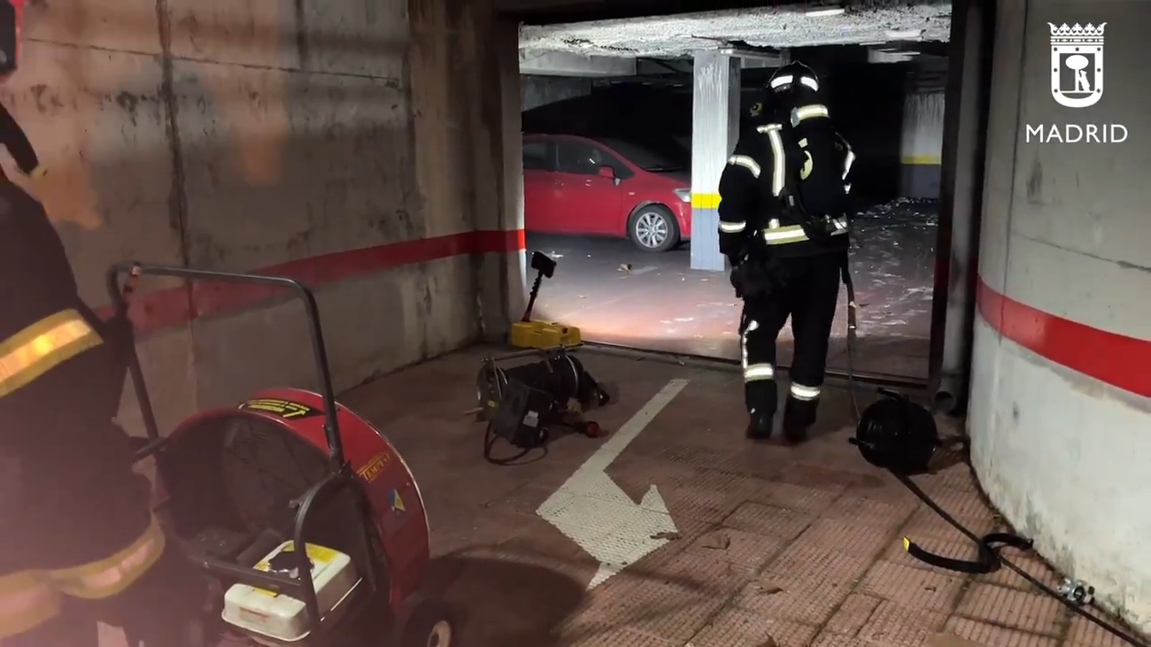 Arde un coche en un garaje de Latina y el fuego obliga a confinar a los vecinos