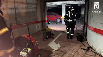 Arde un coche en un garaje de Latina y el fuego obliga a confinar a los vecinos