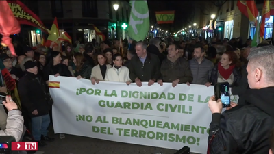 Cientos de personas se congregan durante el estreno de la obra de teatro ‘Altsasu’