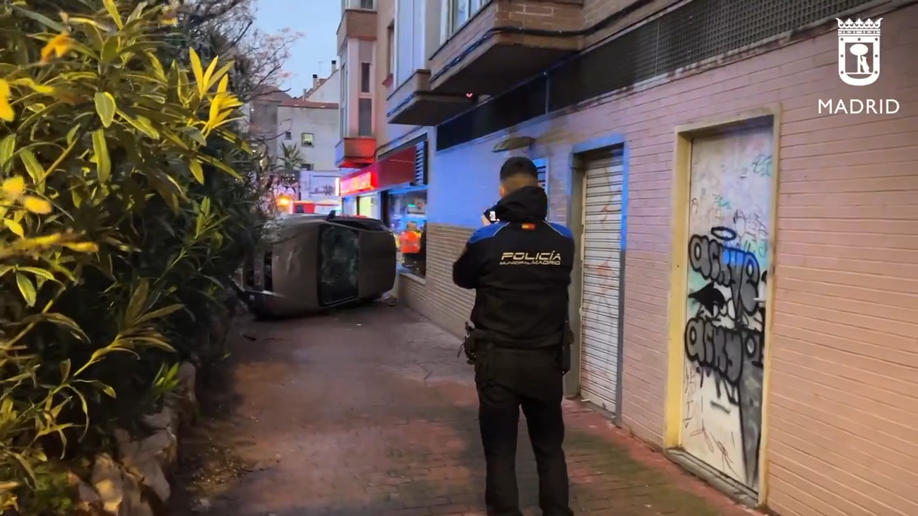 Una mujer en estado grave tras ser atropellada por un vehículo que huía de la Policía en Carabanchel