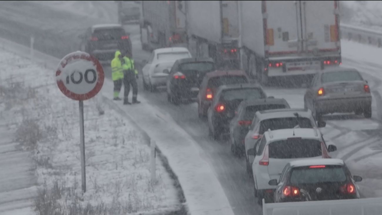 Cortada la A-1 en Somosierra  por la nieve, mientras la UME acude al rescate de 600 personas en Soria