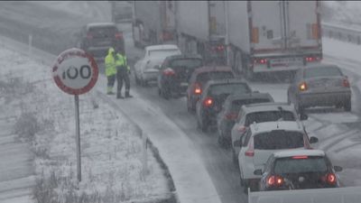 Cortada la A-1 en Somosierra  por la nieve, mientras la UME acude al rescate de 600 personas en Soria