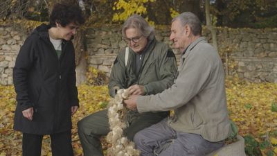 Aprendemos a hacer una ristra de ajos en Chinchón
