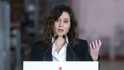 Ayuso enmarca en la "crisis de liderazgo" del PSOE-M las críticas del delegado y Lobato a sus palabras sobre migrantes