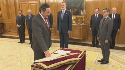 El fiscal general del Estado promete su cargo ante el Rey en el Palacio de la Zarzuela