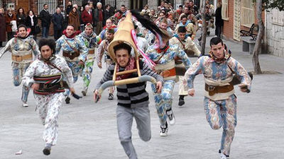 Las 'vaquillas'  humanas de Fresnedillas, Pedrezuela y Los Molinos corren este fin de semana