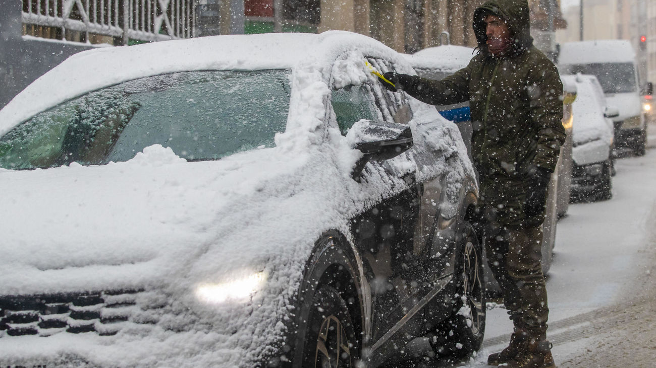 Storm Juan leaves hundreds of drivers trapped by snow and thousands of incidents throughout Spain