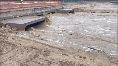 La crecida del río Perales obliga a cerrar el puente de Chapinería