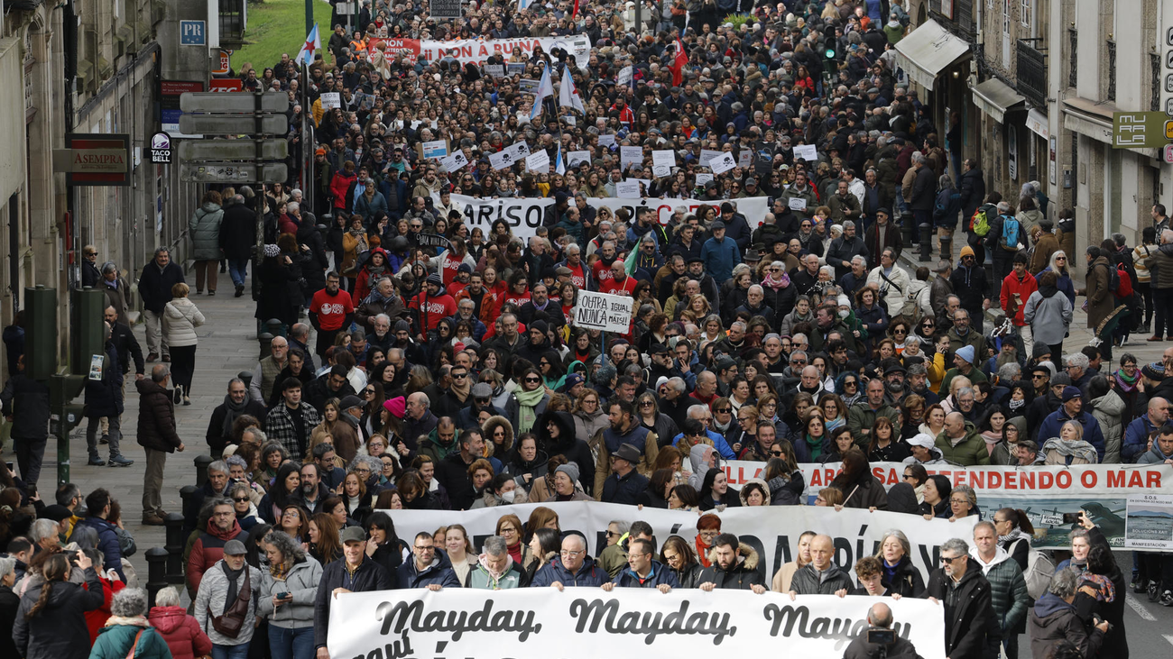 BNG, Sumar, PSdeG y Podemos se manifiestan en Santiago por el vertido de pélets