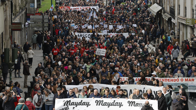 BNG, Sumar, PSdeG y Podemos se manifiestan en Santiago por el vertido de pélets