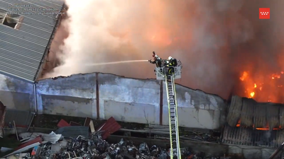 Un incendio, sin heridos, quema dos naves industriales en Humanes