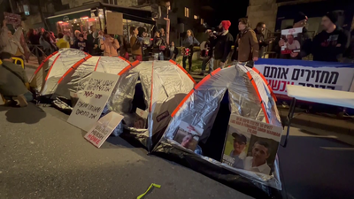 Familiares de los rehenes de Hamás acampan como protesta frente a la residencia de Netanyahu