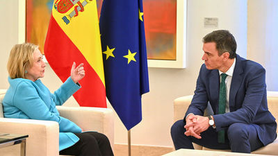 Pedro Sánchez recibe en el Palacio de la Moncloa a Hillary Clinton